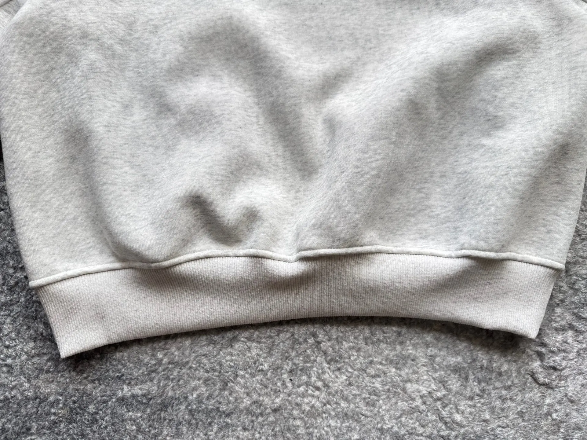 P220 Polo Ralph Lauren FW25 solid color embroidered logo sweatshirt. A sweatshirt is absolutely indispensable for the lazy feeling in autumn⛸️Ralph Luaren. The core is casual and relaxed, and the exterior is an American silhouette. It has a boyish laziness in place. It is unobtrusive but looks more timeless. 🕶️ The large drop shoulder version looks casual and fashionable. Wear it alone in spring and autumn or layer it in winter. It is completely a long-term sweatshirt in the wardrobe🫶🏻 Size Length Sleeve Length Bust M 63.5 80.5 130 L 65 82 134 XL 66.5 83.5 138